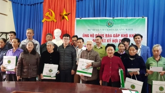 Tặng quà cho 20 hộ gia đình có hoàn cảnh khó khăn trên địa bàn Quỳnh Dị, thị xã Hoàng Mai