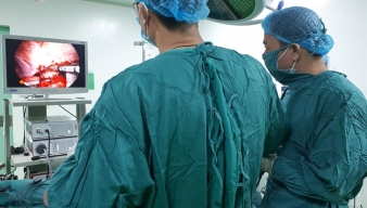 Phẫu thuật đám quánh ruột thừa do viêm ruột thừa để quá muộn: Một ca mổ thành công trọn vẹn