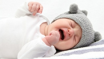 Làm gì khi trẻ khóc dạ đề