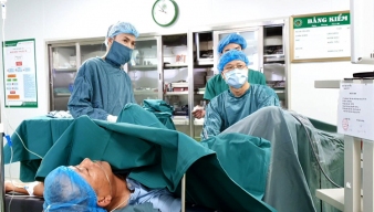 BV Quang Khởi: Nội soi tán sỏi niệu quản ngược dòng bằng Laser giúp người bệnh an tâm điều trị