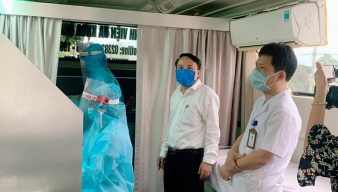 PGS. TS Dương Đình Chỉnh - Phó BCĐ phòng chống dịch Covid-19 tỉnh kiểm tra công tác phòng chống dịch tại BV Quang Khởi
