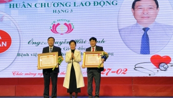 TTƯT. BSCKII. NGUYỄN HẢI LINH, GIÁM ĐỐC BV QUANG KHỞI VINH DỰ ĐÓN NHẬN HUÂN CHƯƠNG LAO ĐỘNG HẠNG 3