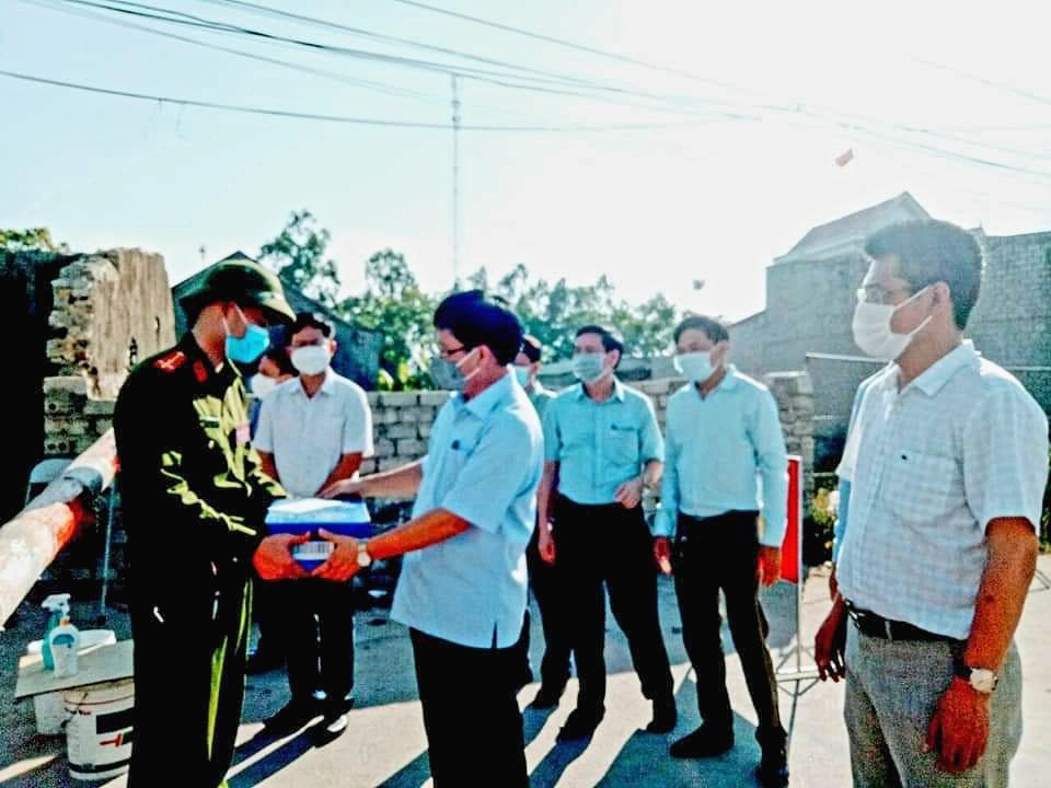 Đồng chí Bùi Đình Long - Phó Chủ tịch tỉnh Nghệ An tặng quà cho lực lượng tuyến đầu chống dịch