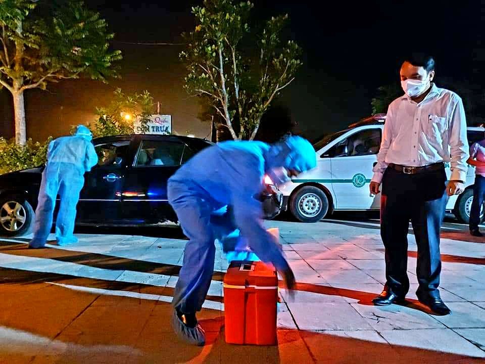 Đồng chí Dương Đình Chỉnh - Phó Ban chỉ đạo PCD tỉnh - Giám đốc Sở Y tế Nghệ An kiểm tra chỉ đạo phòng chống dịch tại Thị xã