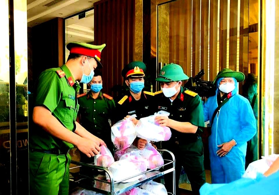Lực lượng quân đội vận chuyển hàng cứu trợ cho nhân dân vùng cách ly  