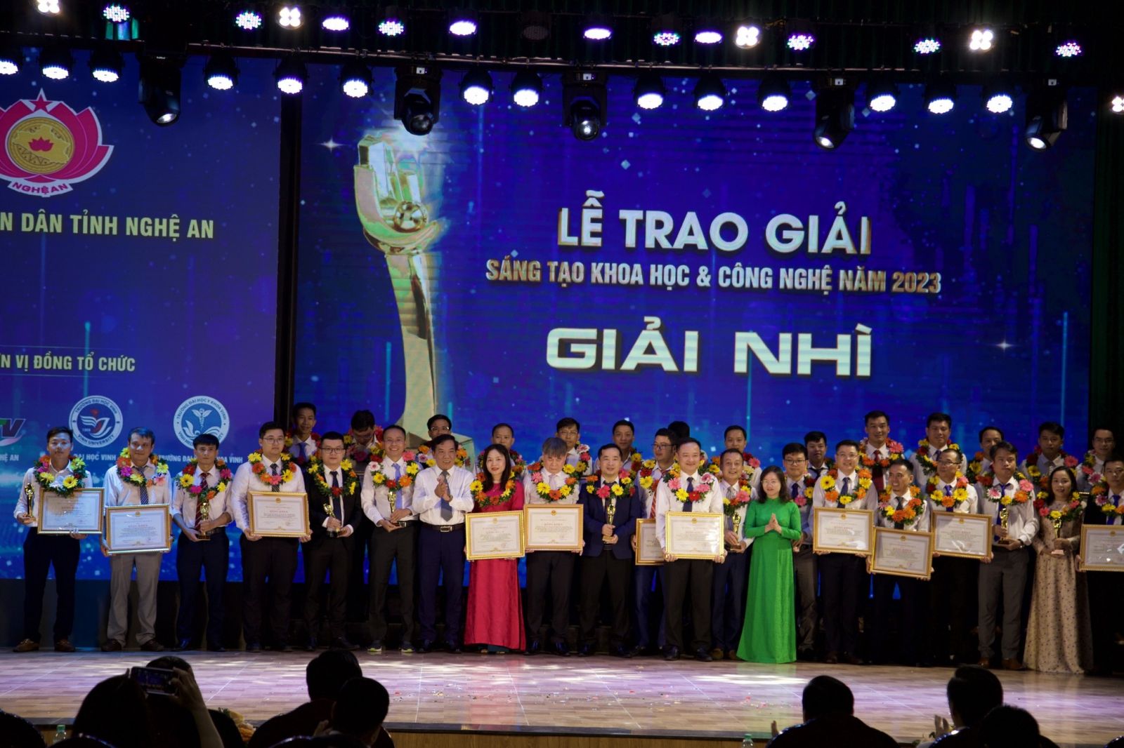 Phó Vụ trưởng Vụ Phát triển KH&CN địa phương, Bộ KH&CN Thân Ngọc Hoàng và Phó Trưởng Đoàn chuyên trách Đoàn đại biểu Quốc hội tỉnh Thái Thị An Chung trao thưởng cho các nhóm tác giả có công trình đạt giải Nhì