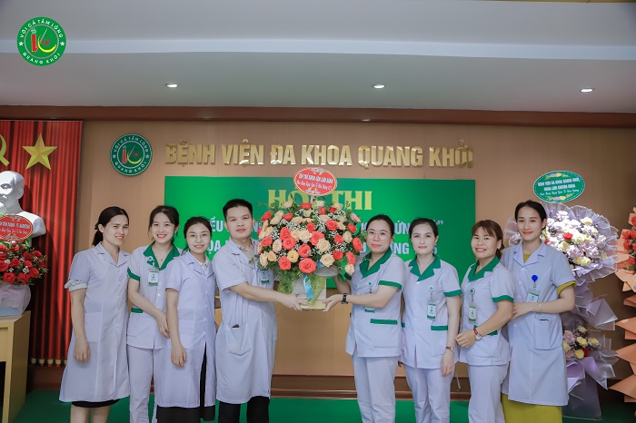 Các Khoa, Phòng, Ban của bệnh viện tặng hoa cho tập thể điều dưỡng của bệnh viện