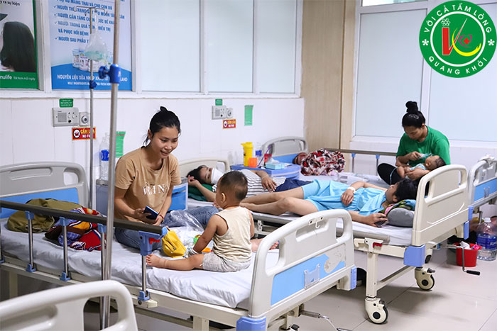 Khi thấy trẻ có những dấu hiệu bất thường thì hãy đưa trẻ đến cơ sở y tế để được thăm khám, chẩn đoán và điều trị kịp thời