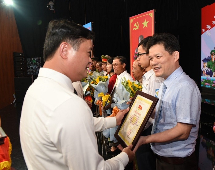 Trước đó, đồng chí Nguyễn Văn Khởi - Bí thư Đảng ủy, Chủ tịch HĐTV Bệnh viện đã nhận biểu dương của Bí thư Tỉnh ủy: “Điển hình về học tập và làm theo tư tưởng, đạo đức, phong cách Hồ Chí Minh giai đoạn 2016-2020