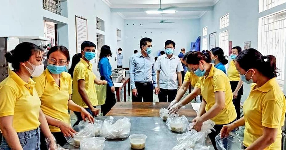 Lãnh đạo thị xã kiểm tra Công tác hậu cần phục vụ cho người dân khu vực cách ly