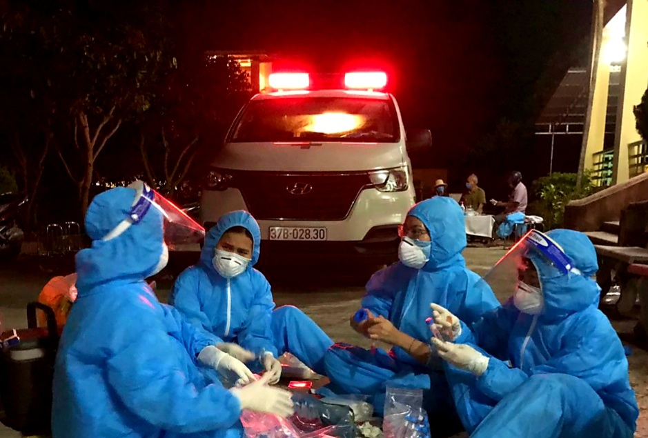Đội lấy mẫu xét nghiệm Bệnh viện Quang Khởi có mặt tại tâm dịch ngay sau khi được điều động