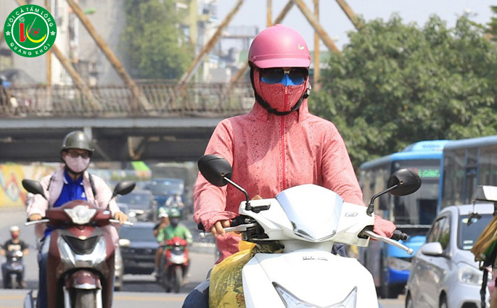 Vào mùa nắng nóng khi ra ngoài nên mặc đồ bảo hộ, chống nắng để hạn chế các vấn đề về sức khoẻ