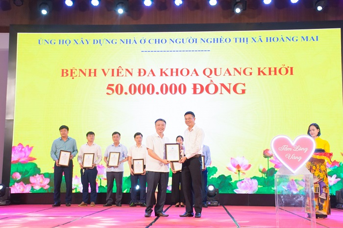 Bệnh viện Quang Khởi ủng hộ 50 triệu đồng cho Chương trình vận động, hỗ trợ, xây dựng sửa chữa nhà ở cho người nghèo, người có khó khăn về nhà ở trên địa bàn thị xã Hoàng Mai